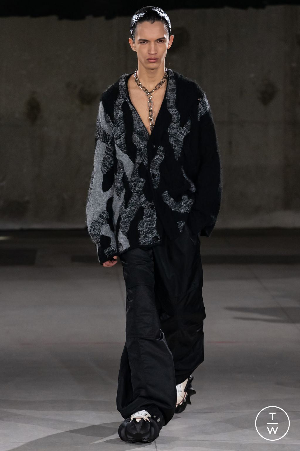 Fashion Week Paris Fall/Winter 2024 look 37 de la collection Feng Chen Wang menswear