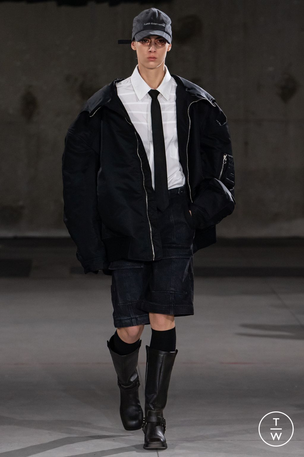 Fashion Week Paris Fall/Winter 2024 look 38 from the Feng Chen Wang collection menswear