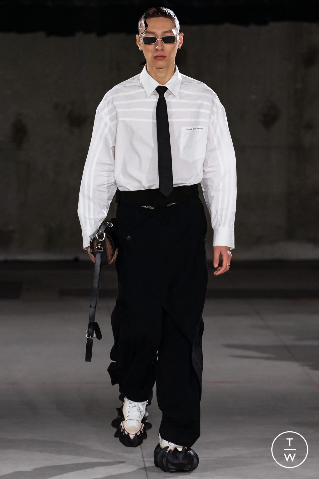 Fashion Week Paris Fall/Winter 2024 look 39 from the Feng Chen Wang collection menswear