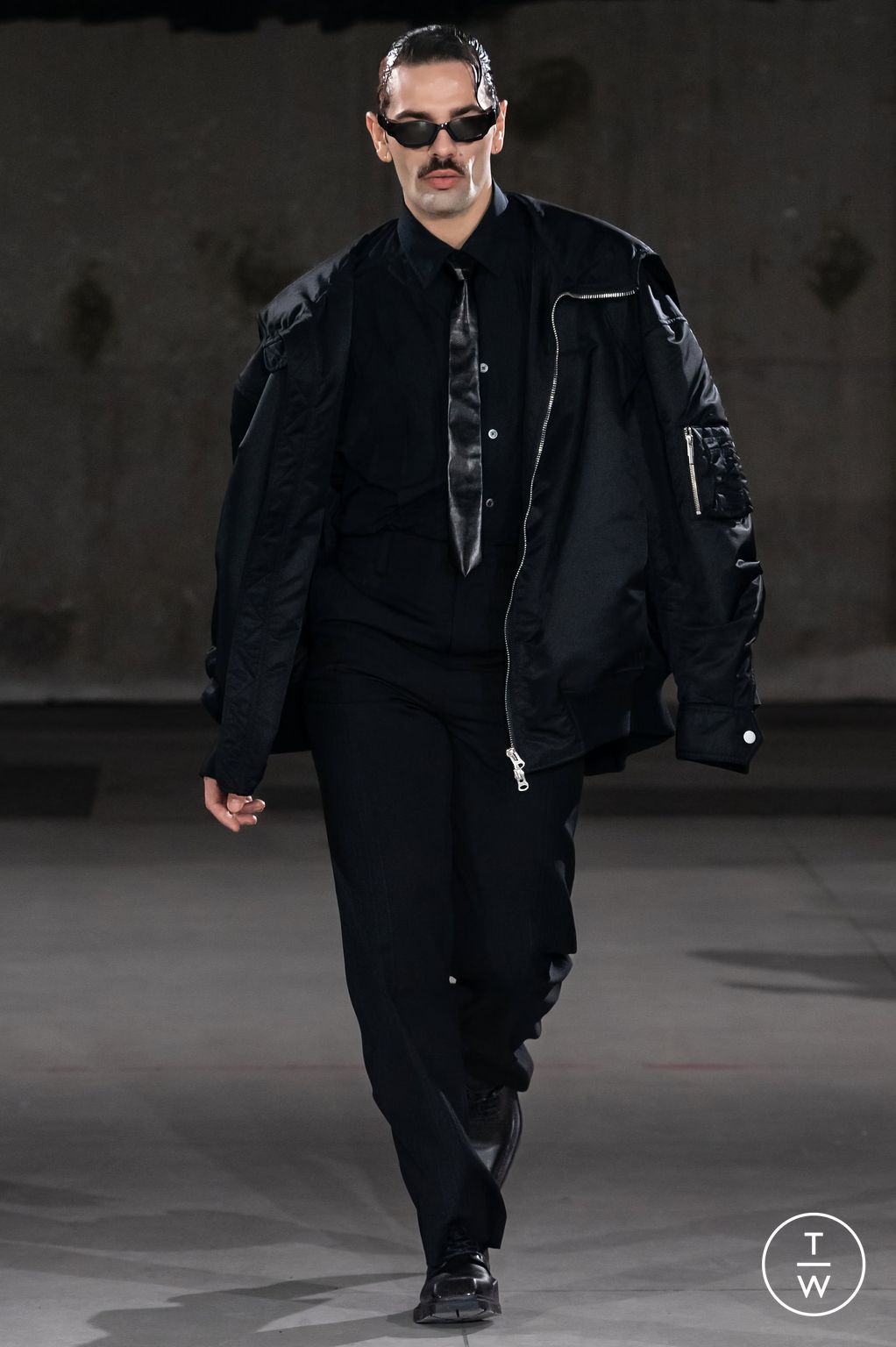 Fashion Week Paris Fall/Winter 2024 look 40 from the Feng Chen Wang collection menswear