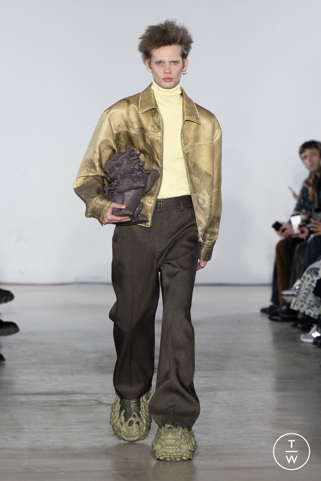 Fashion Week Paris Fall/Winter 2025 look 1 from the Feng Chen Wang collection menswear