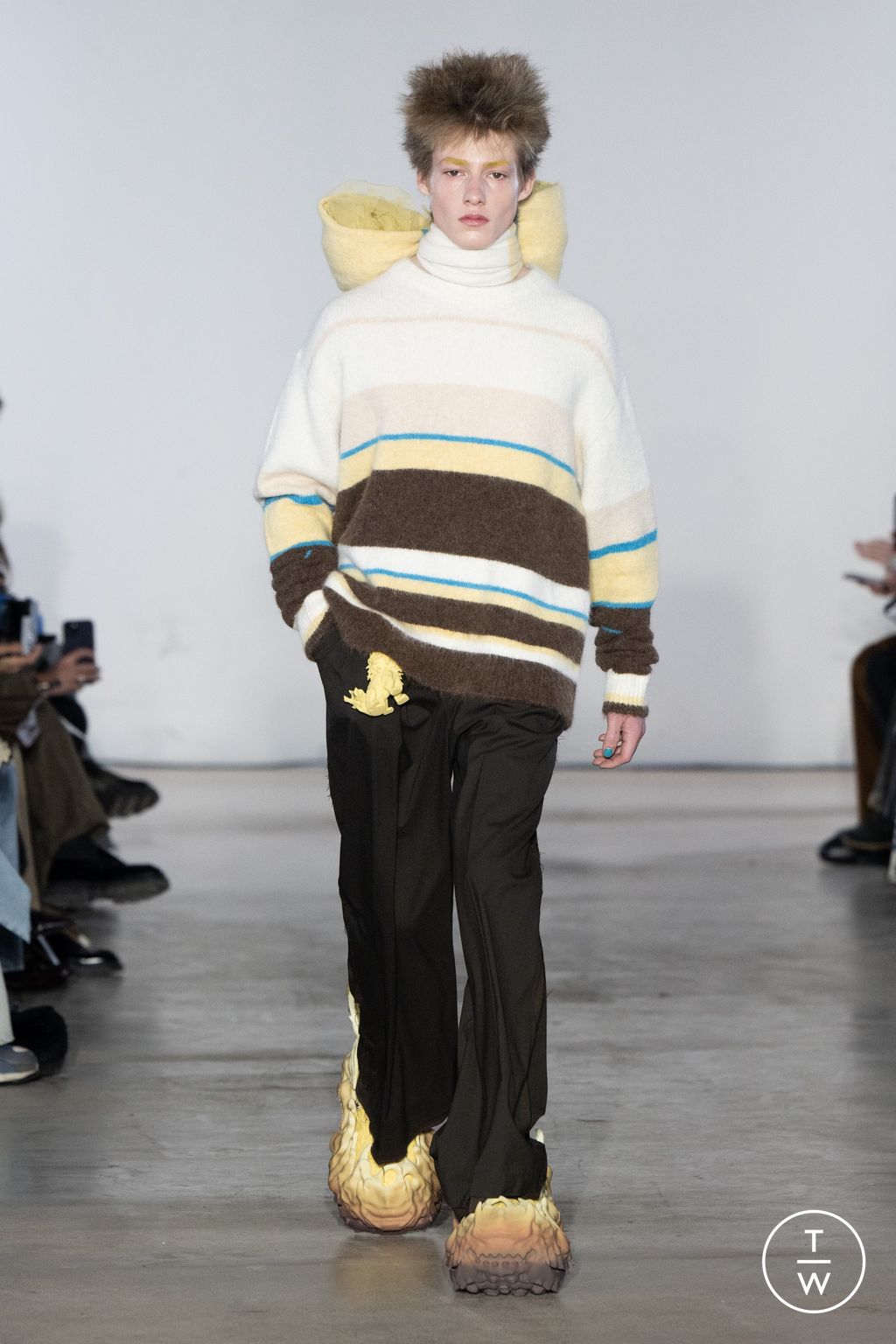 Fashion Week Paris Fall/Winter 2025 look 8 de la collection Feng Chen Wang menswear