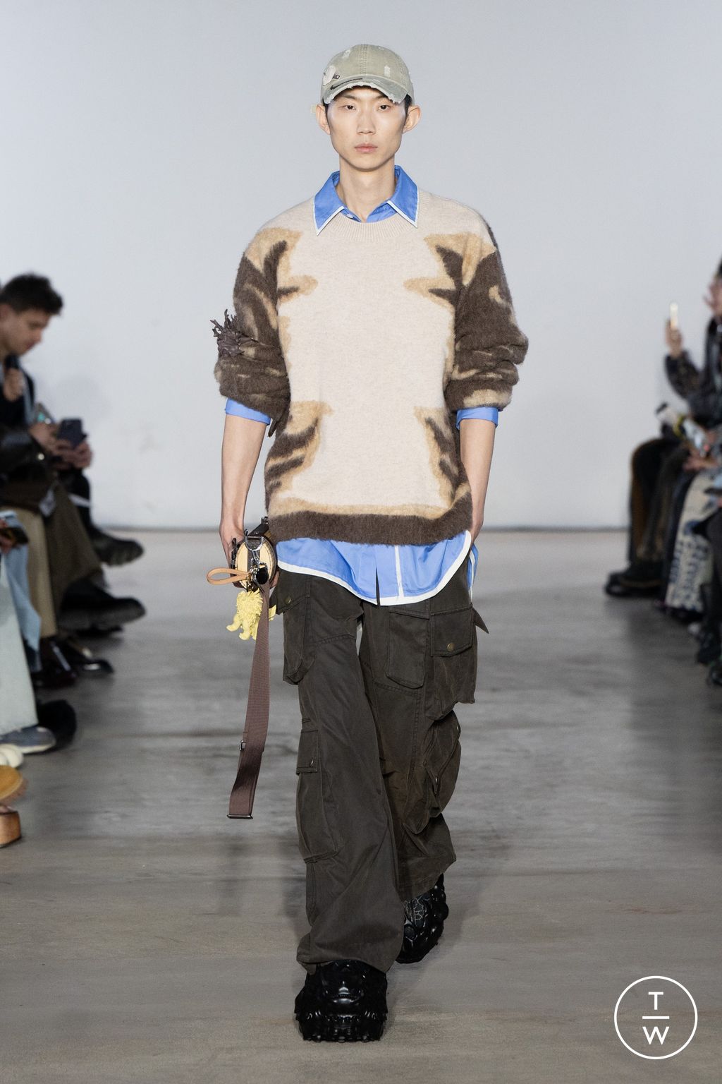 Fashion Week Paris Fall/Winter 2025 look 10 from the Feng Chen Wang collection menswear