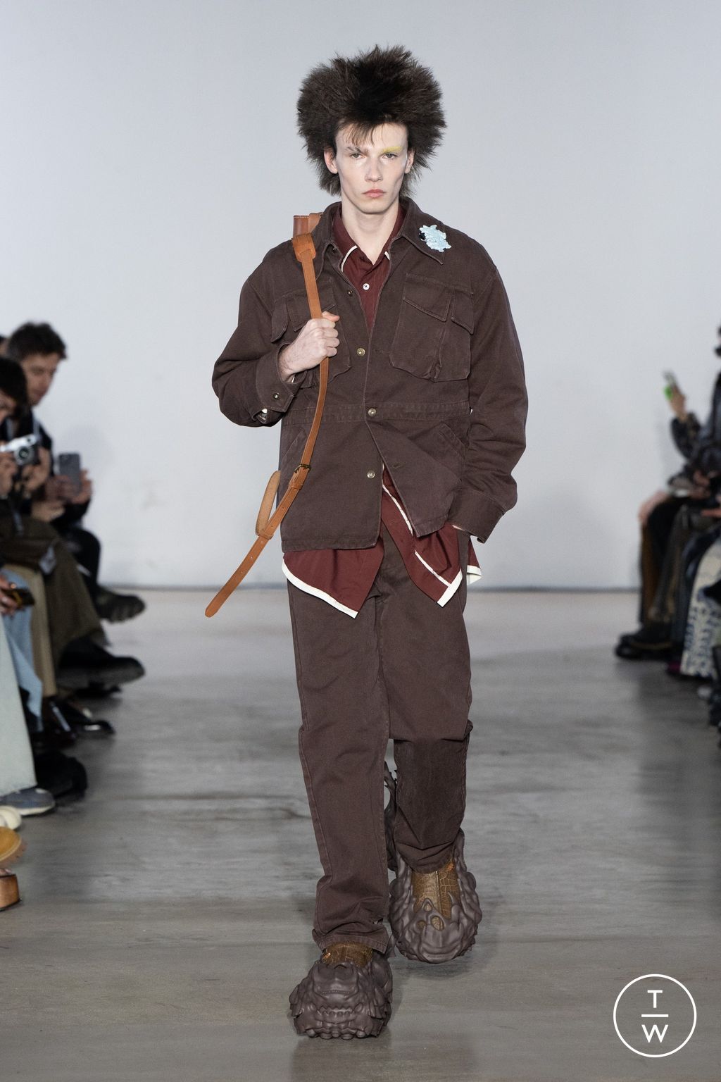 Fashion Week Paris Fall/Winter 2025 look 11 de la collection Feng Chen Wang menswear