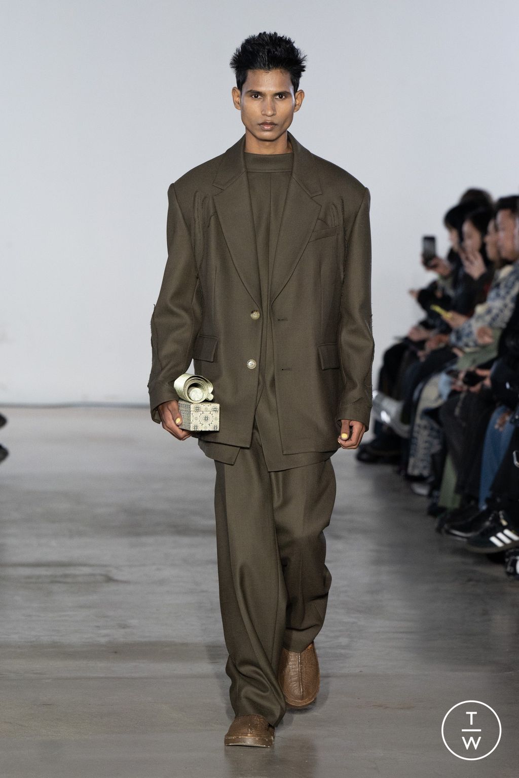 Fashion Week Paris Fall/Winter 2025 look 15 from the Feng Chen Wang collection menswear