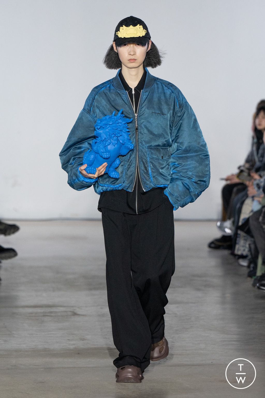 Fashion Week Paris Fall/Winter 2025 look 17 from the Feng Chen Wang collection menswear