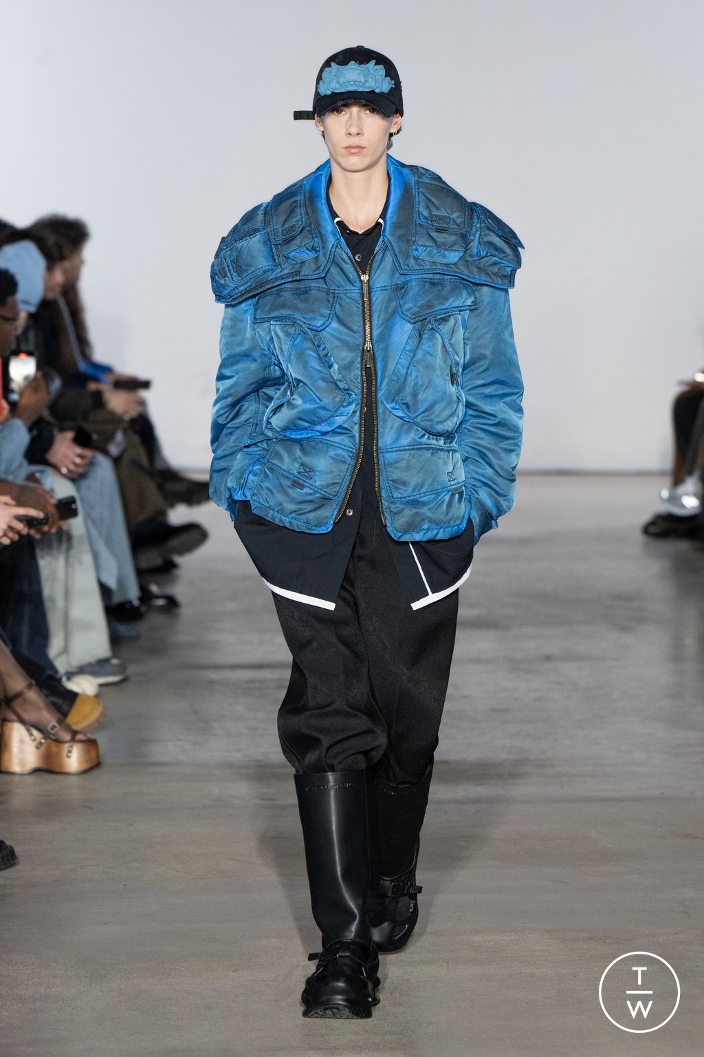 Fashion Week Paris Fall/Winter 2025 look 19 from the Feng Chen Wang collection menswear