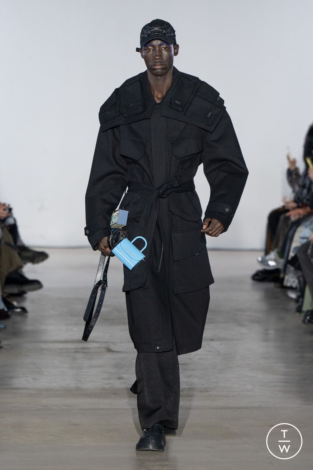 Fashion Week Paris Fall/Winter 2025 look 20 from the Feng Chen Wang collection menswear