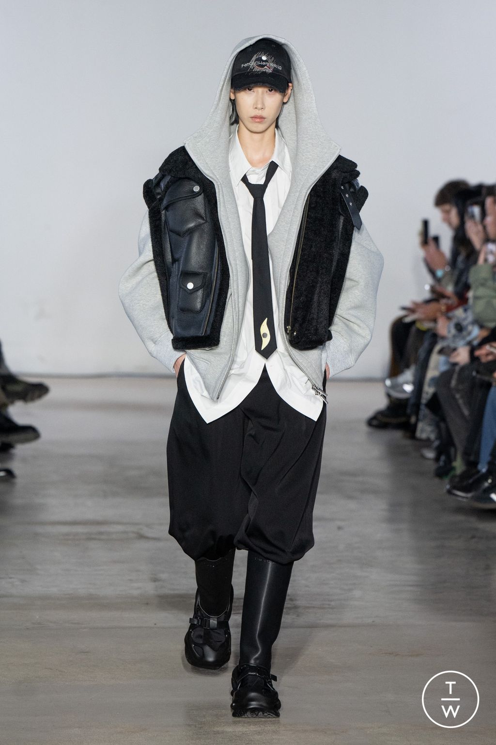 Fashion Week Paris Fall/Winter 2025 look 22 from the Feng Chen Wang collection menswear