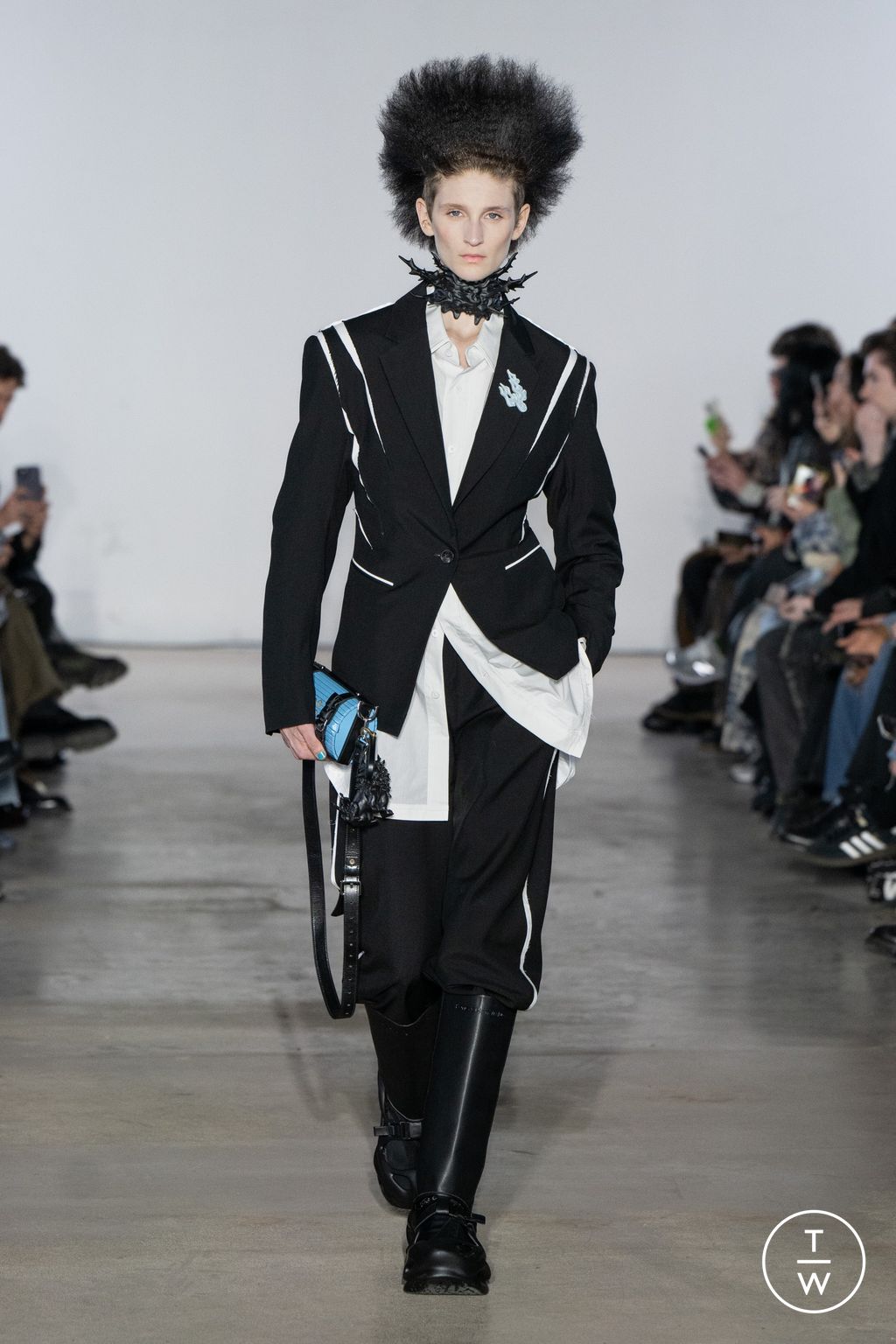 Fashion Week Paris Fall/Winter 2025 look 23 de la collection Feng Chen Wang menswear