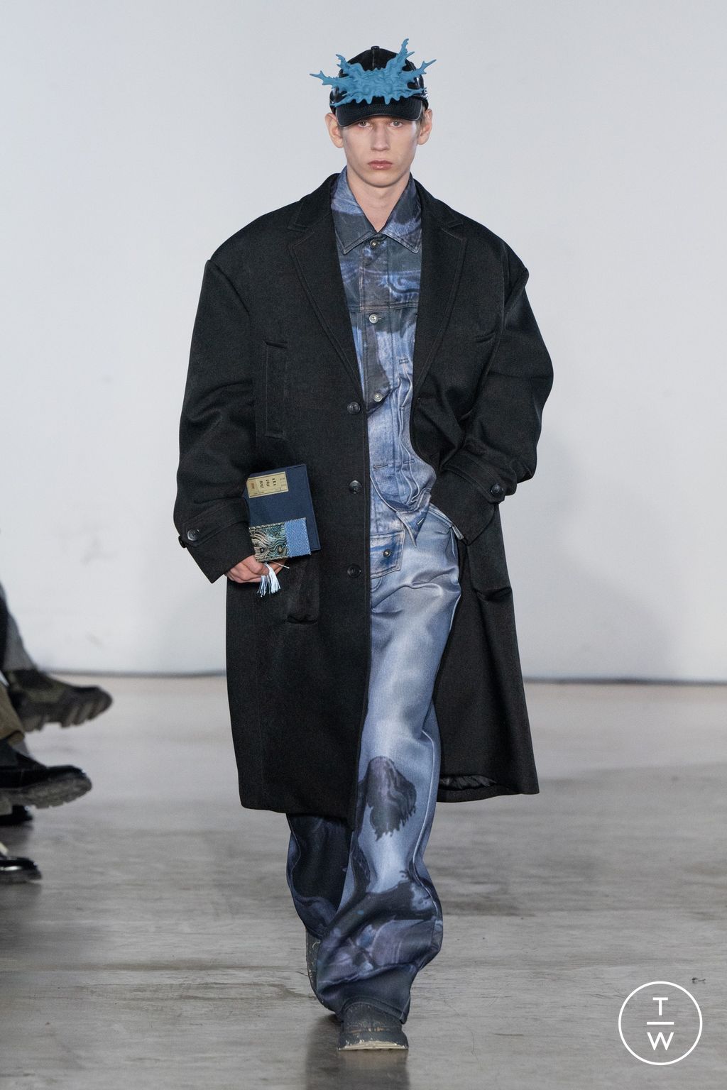 Fashion Week Paris Fall/Winter 2025 look 24 from the Feng Chen Wang collection menswear