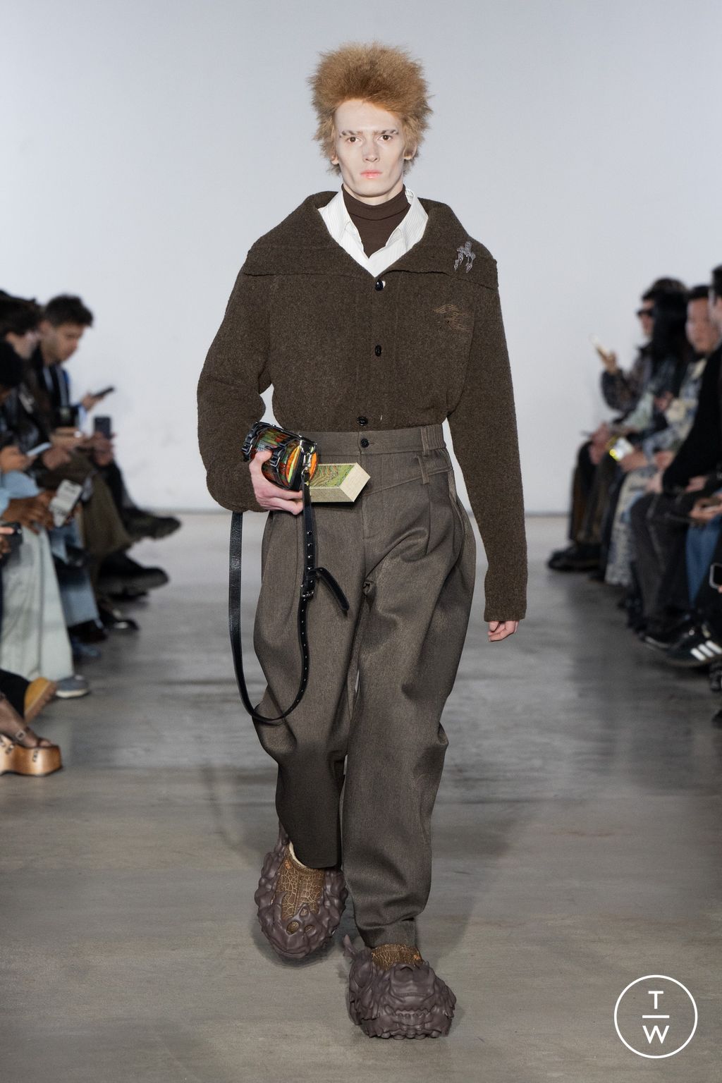 Fashion Week Paris Fall/Winter 2025 look 30 from the Feng Chen Wang collection menswear
