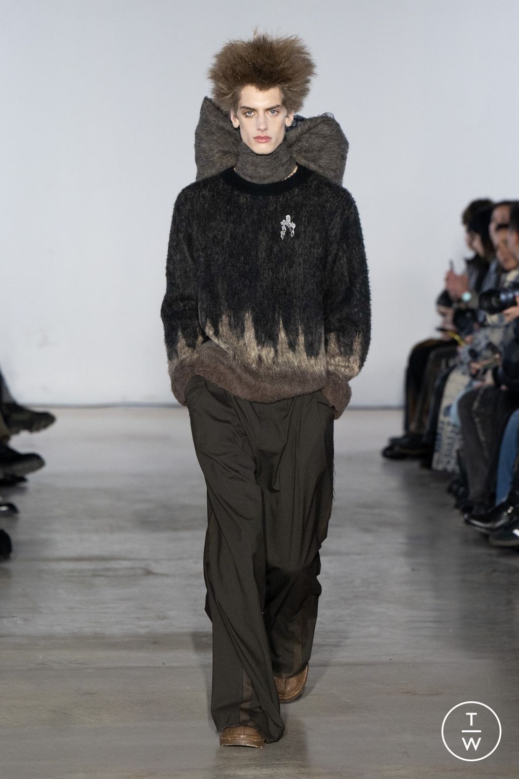 Fashion Week Paris Fall/Winter 2025 look 32 from the Feng Chen Wang collection menswear