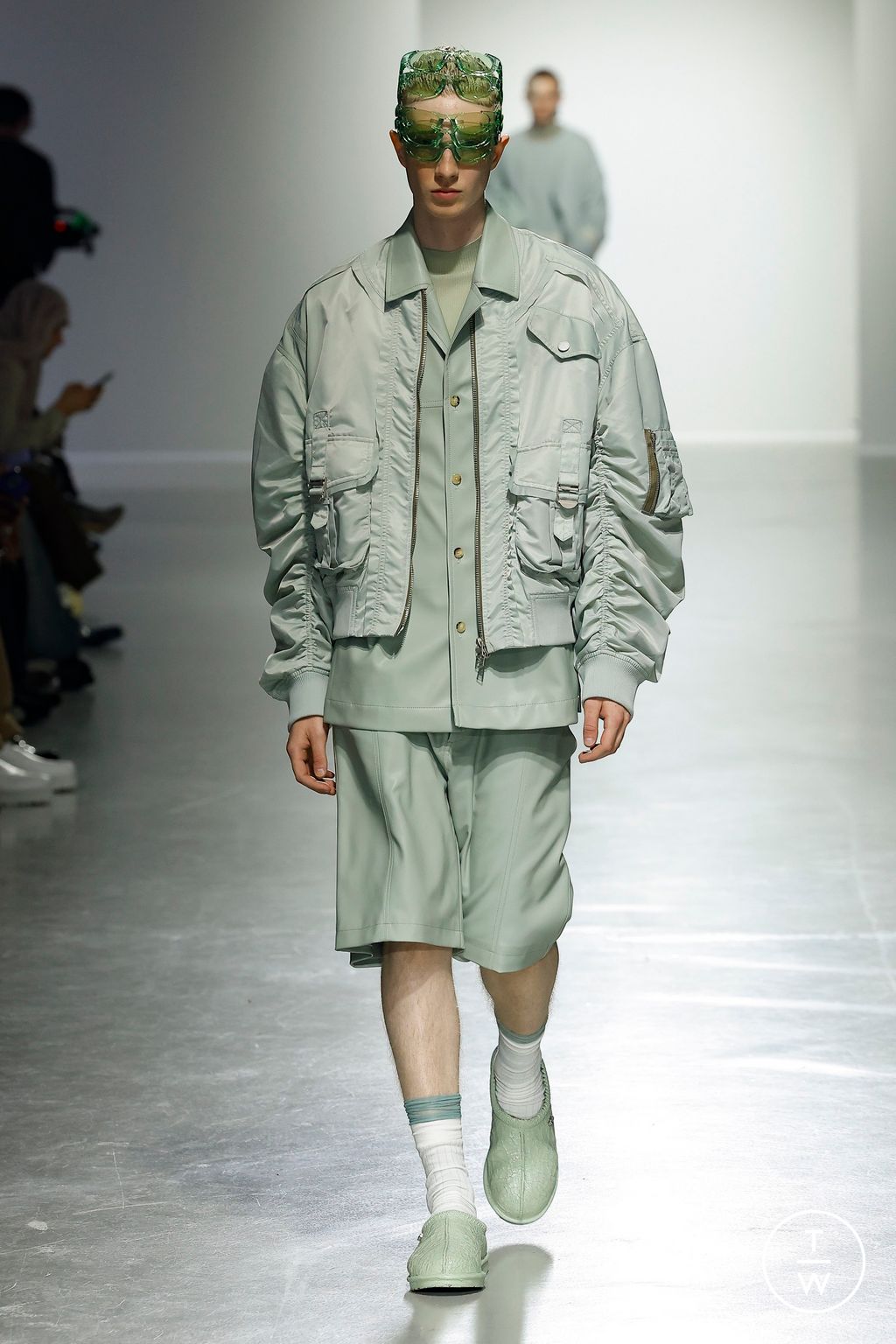 Fashion Week Paris Spring/Summer 2025 look 7 de la collection Feng Chen Wang menswear