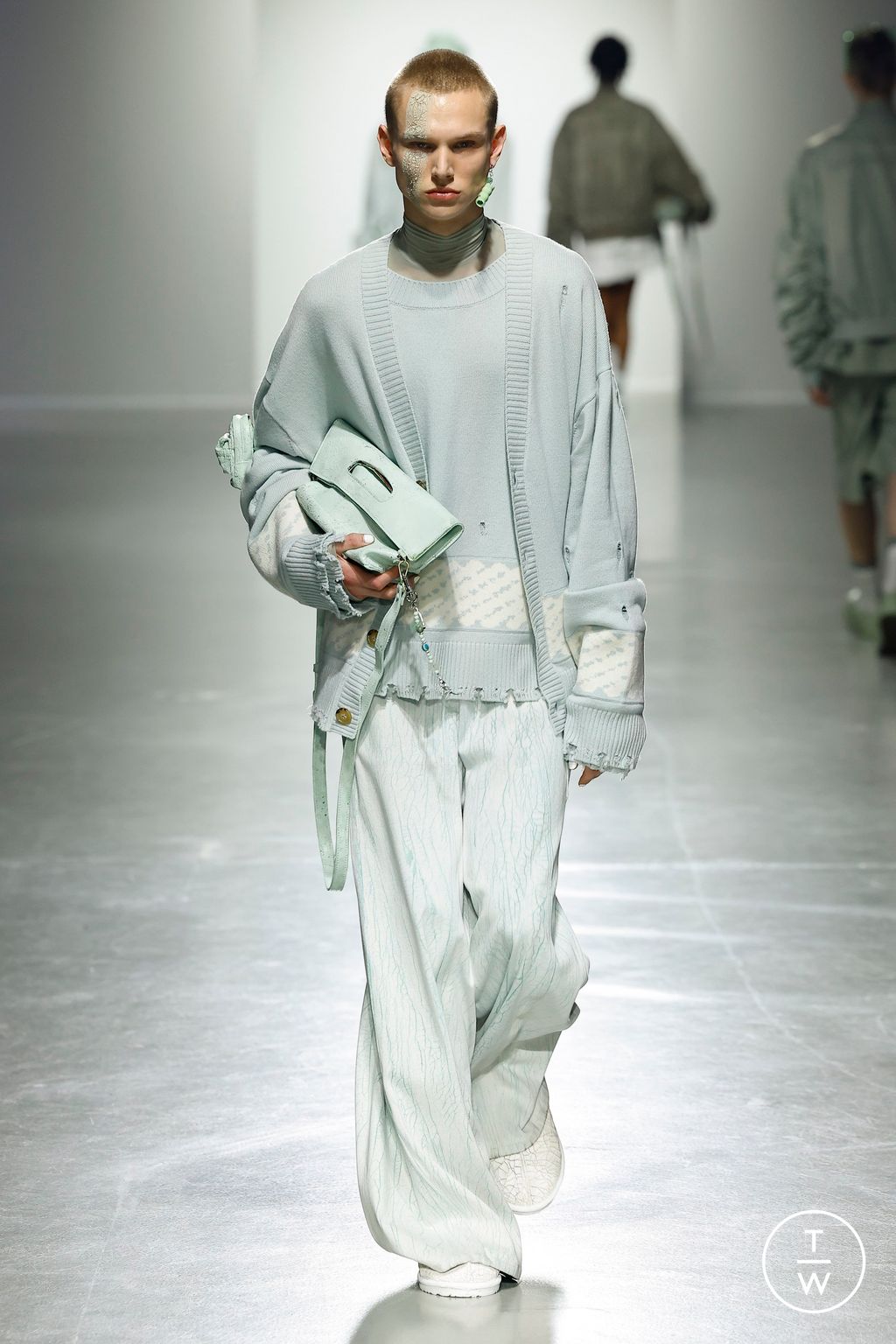 Fashion Week Paris Spring/Summer 2025 look 9 from the Feng Chen Wang collection menswear