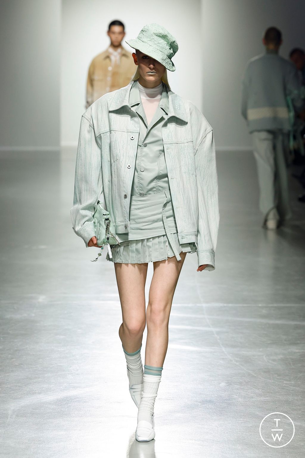 Fashion Week Paris Spring/Summer 2025 look 11 from the Feng Chen Wang collection 男装