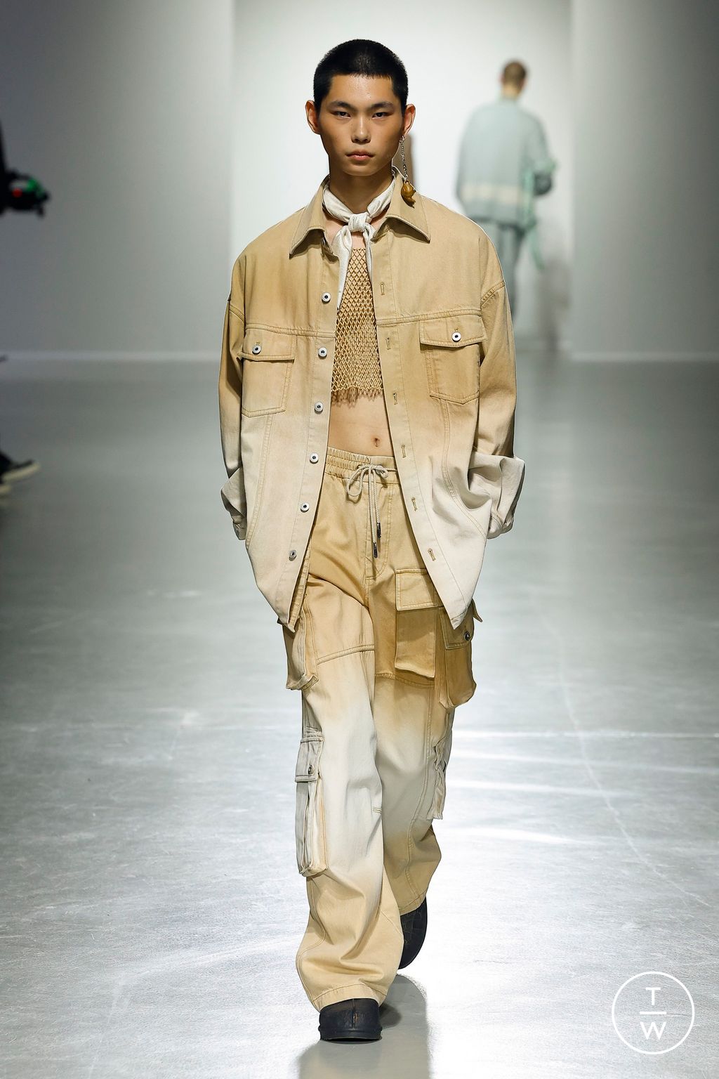 Fashion Week Paris Spring/Summer 2025 look 13 de la collection Feng Chen Wang menswear