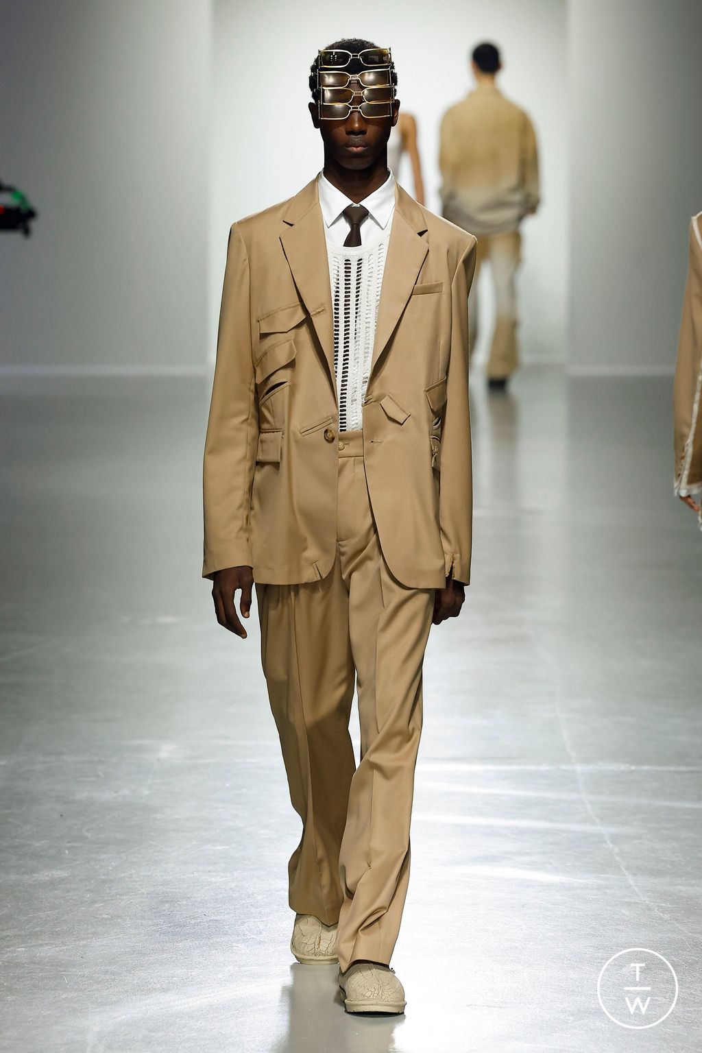 Fashion Week Paris Spring/Summer 2025 look 17 from the Feng Chen Wang collection menswear
