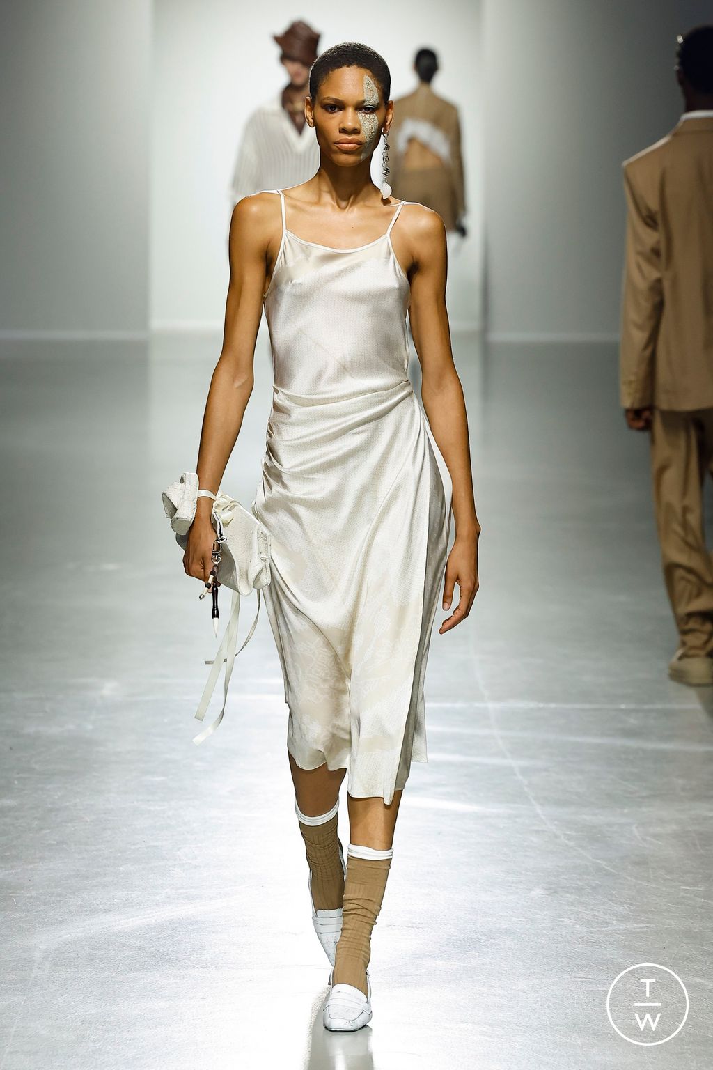 Fashion Week Paris Spring/Summer 2025 look 19 from the Feng Chen Wang collection menswear