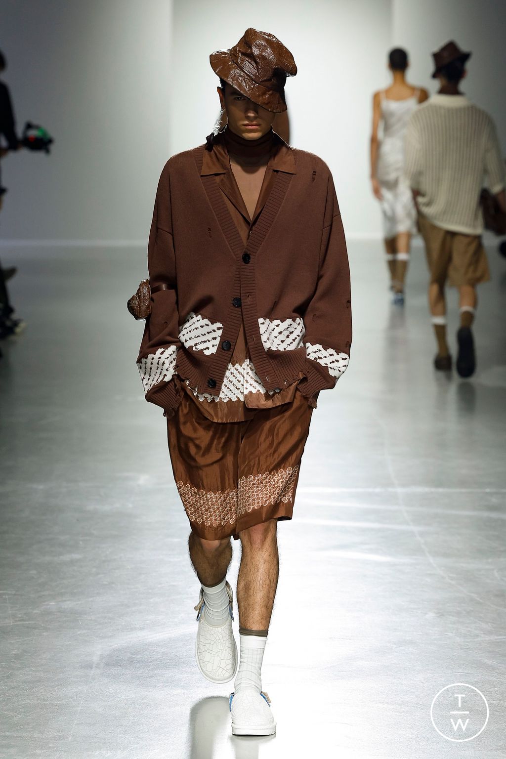 Fashion Week Paris Spring/Summer 2025 look 23 de la collection Feng Chen Wang menswear