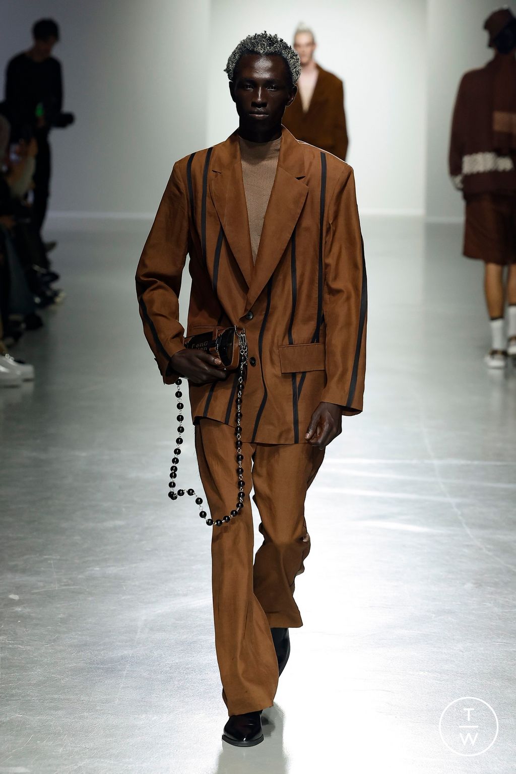 Fashion Week Paris Spring/Summer 2025 look 25 de la collection Feng Chen Wang menswear