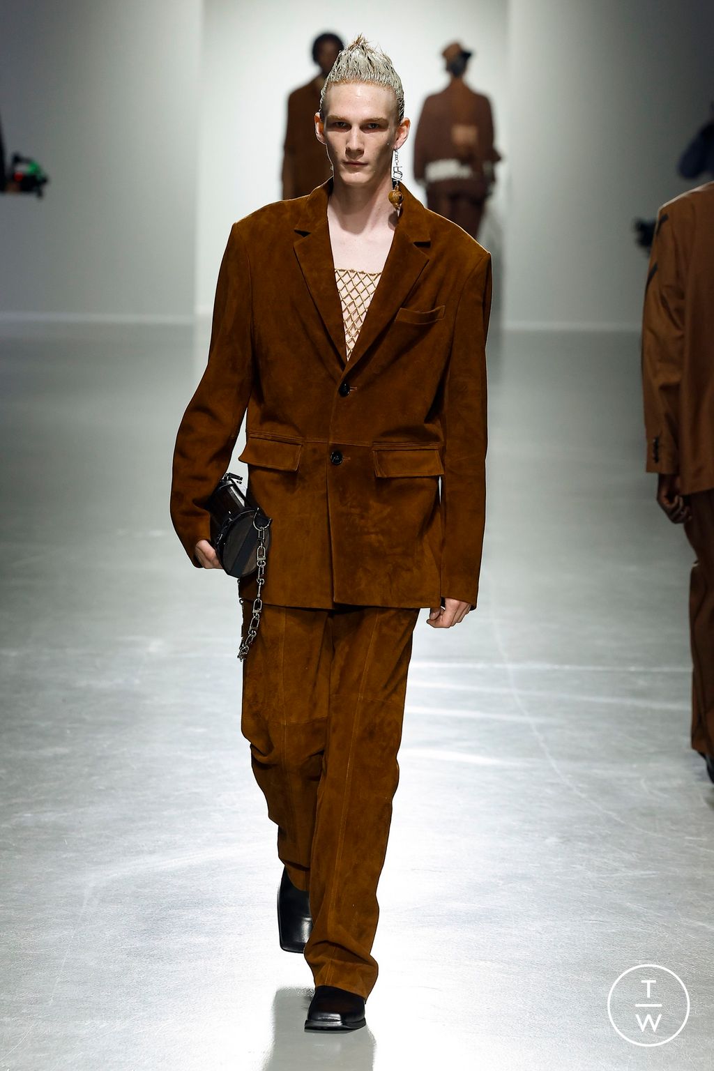 Fashion Week Paris Spring/Summer 2025 look 27 de la collection Feng Chen Wang menswear
