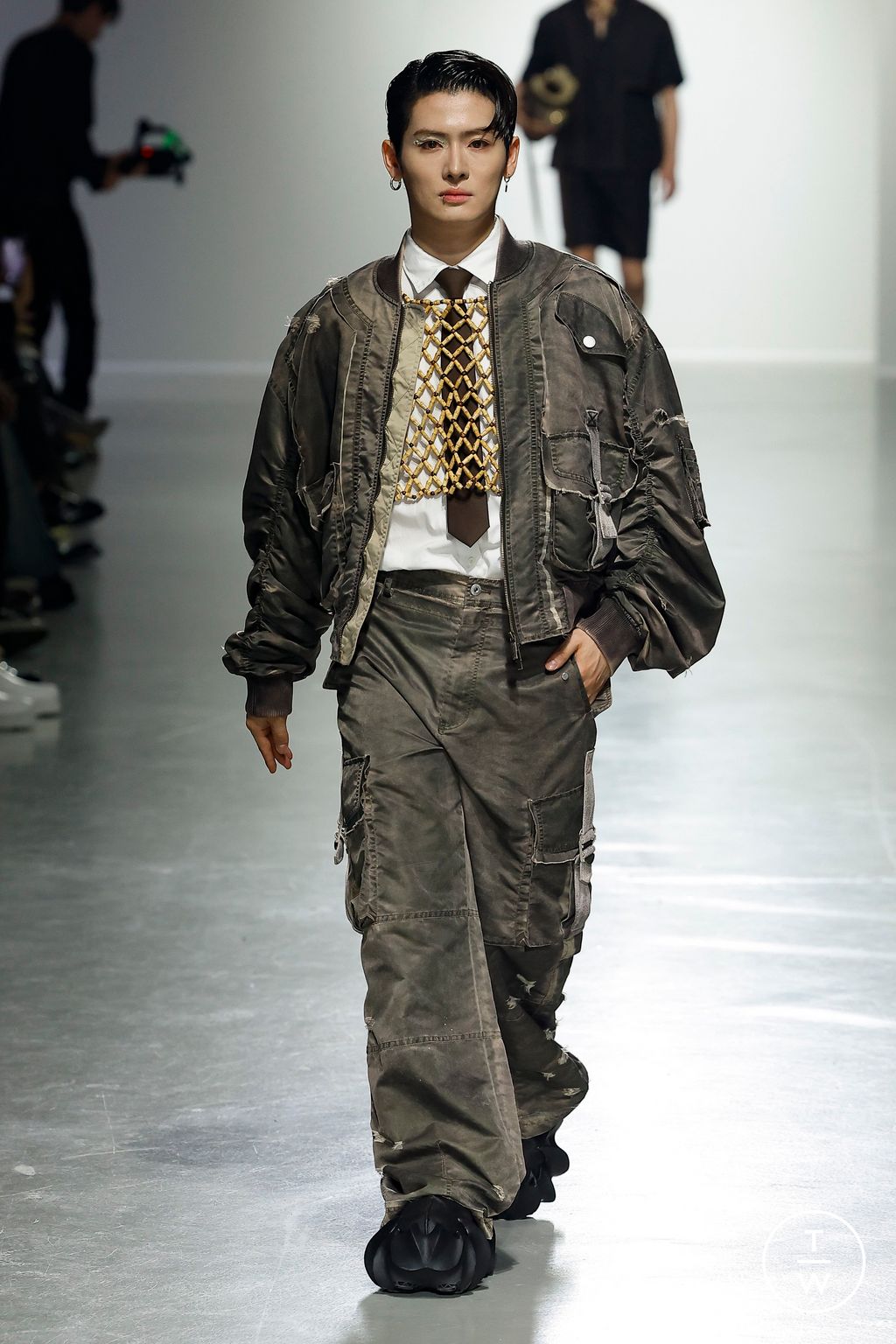 Fashion Week Paris Spring/Summer 2025 look 31 de la collection Feng Chen Wang menswear