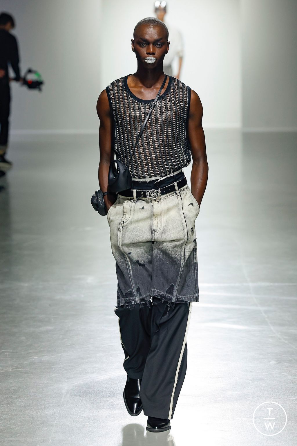 Fashion Week Paris Spring/Summer 2025 look 35 from the Feng Chen Wang collection menswear