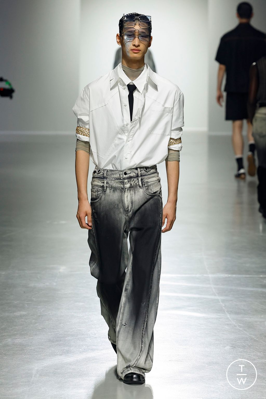 Fashion Week Paris Spring/Summer 2025 look 37 from the Feng Chen Wang collection menswear