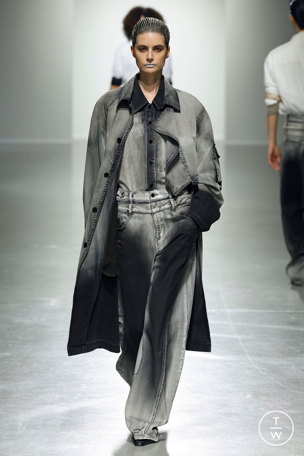 Fashion Week Paris Spring/Summer 2025 look 39 from the Feng Chen Wang collection menswear