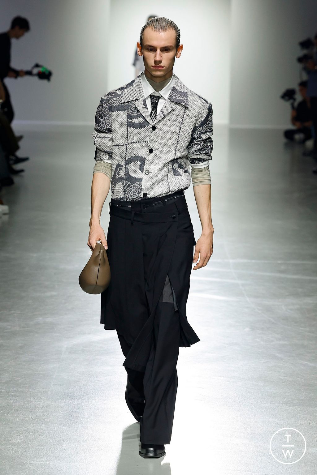 Fashion Week Paris Spring-Summer 2025 look 45 from the Feng Chen Wang collection 男装