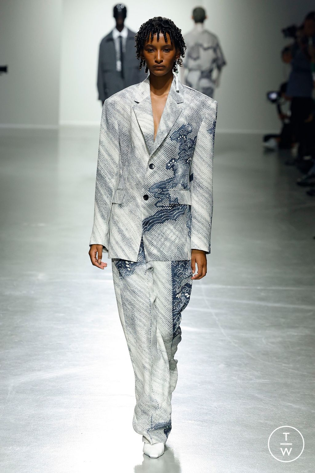 Fashion Week Paris Spring/Summer 2025 look 49 de la collection Feng Chen Wang menswear