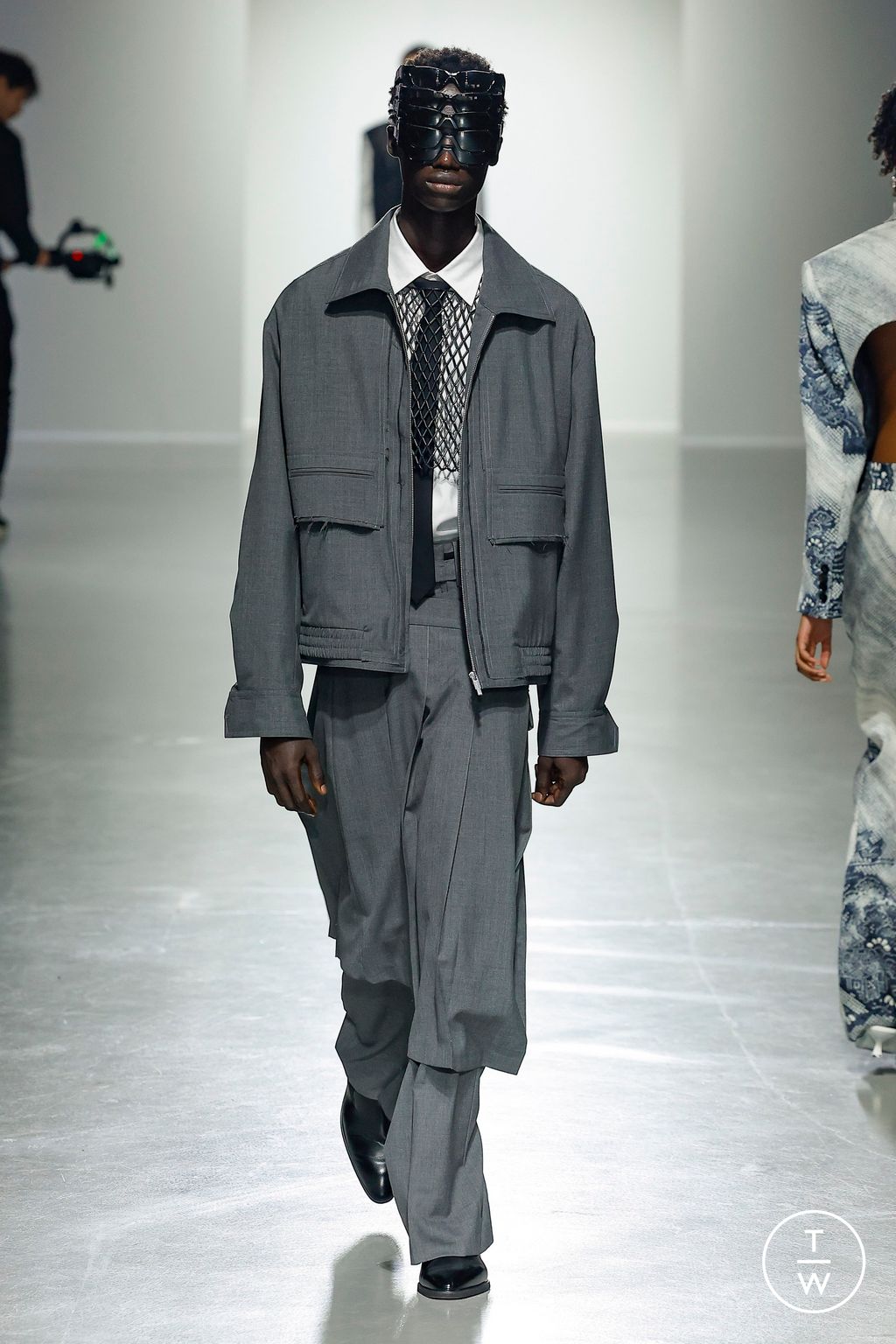 Fashion Week Paris Spring/Summer 2025 look 51 de la collection Feng Chen Wang menswear