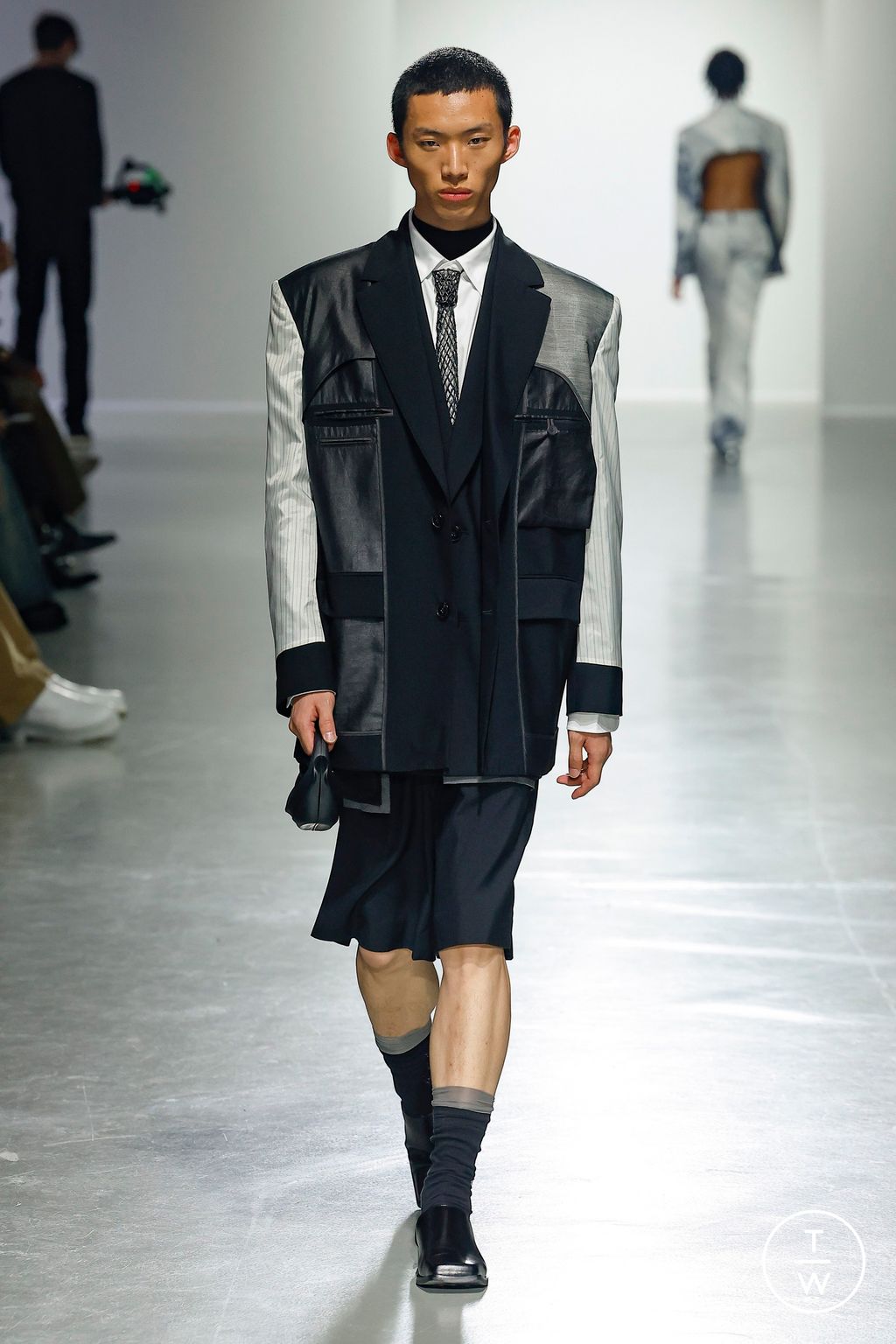 Fashion Week Paris Spring-Summer 2025 look 53 from the Feng Chen Wang collection 男装