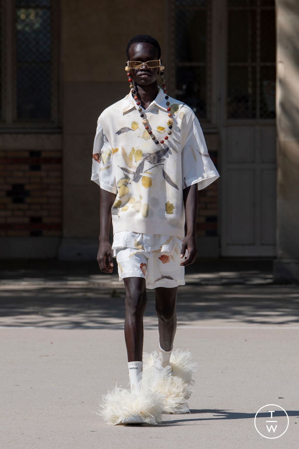 Fashion Week Paris Spring/Summer 2024 look 1 de la collection Feng Chen Wang menswear
