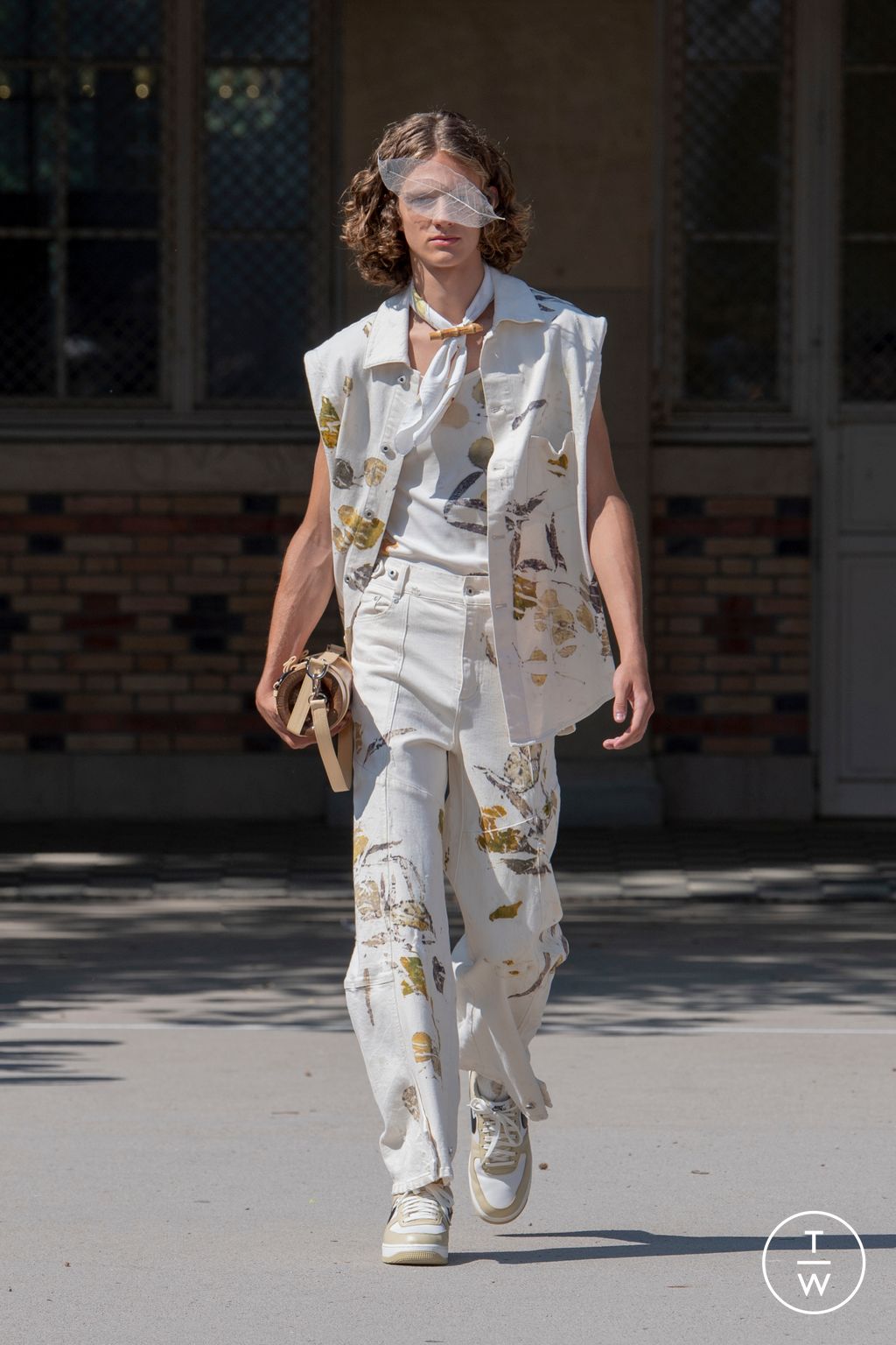 Fashion Week Paris Spring/Summer 2024 look 2 from the Feng Chen Wang collection menswear