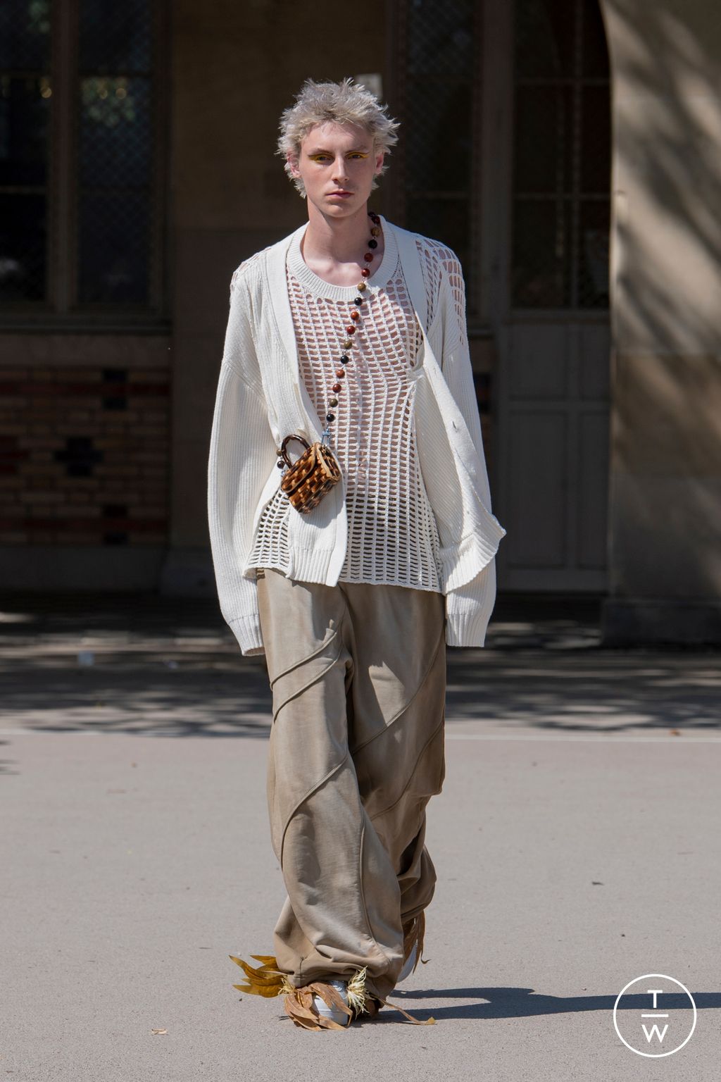 Fashion Week Paris Spring/Summer 2024 look 4 from the Feng Chen Wang collection 男装