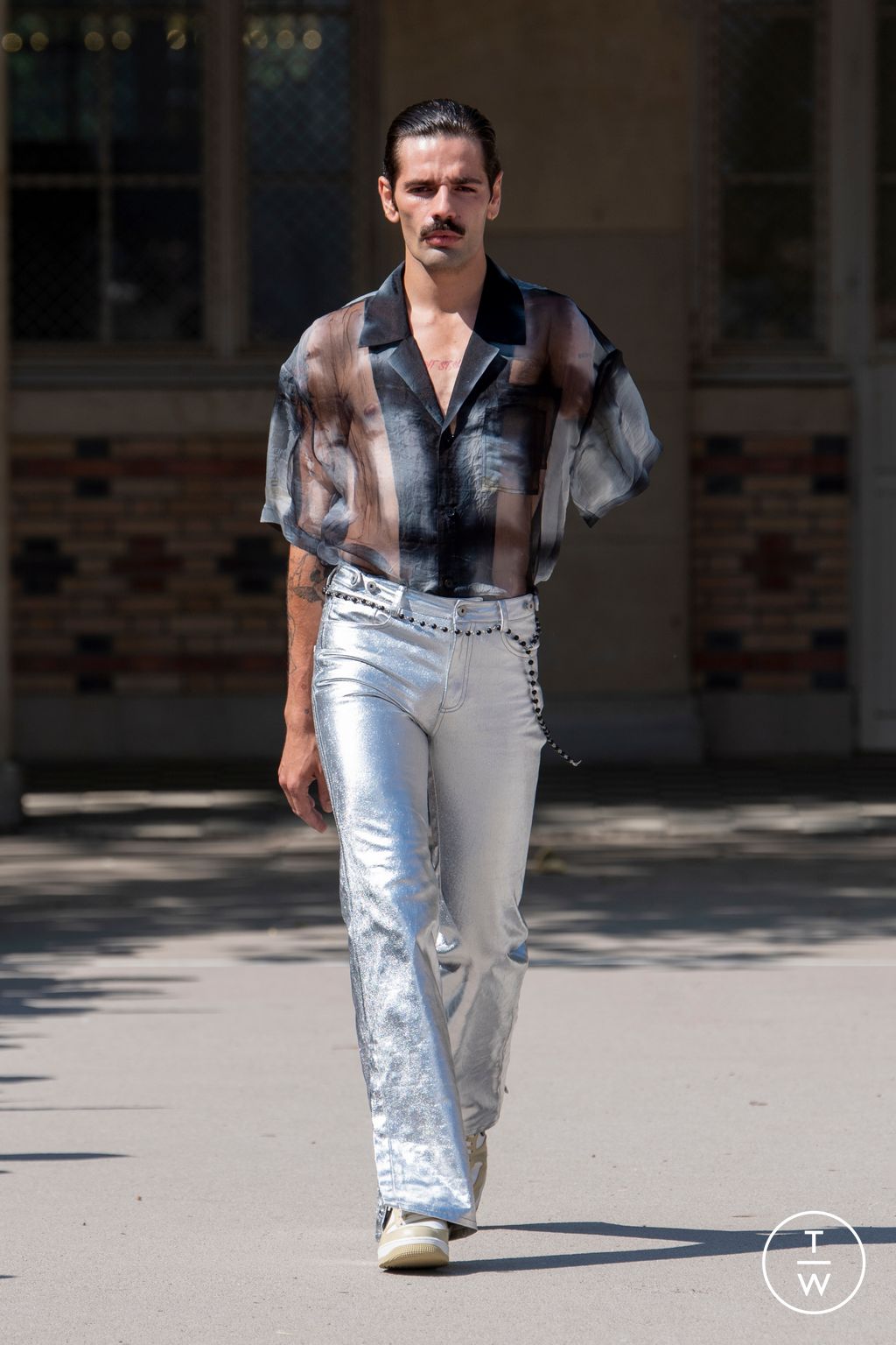 Fashion Week Paris Spring/Summer 2024 look 21 from the Feng Chen Wang collection 男装