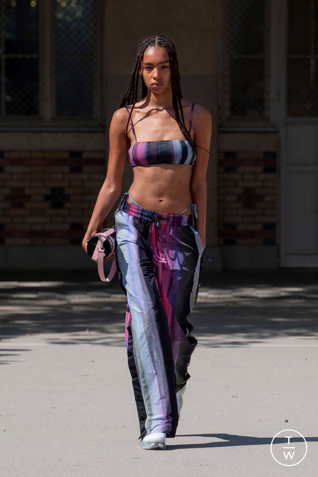 Fashion Week Paris Spring/Summer 2024 look 24 de la collection Feng Chen Wang menswear