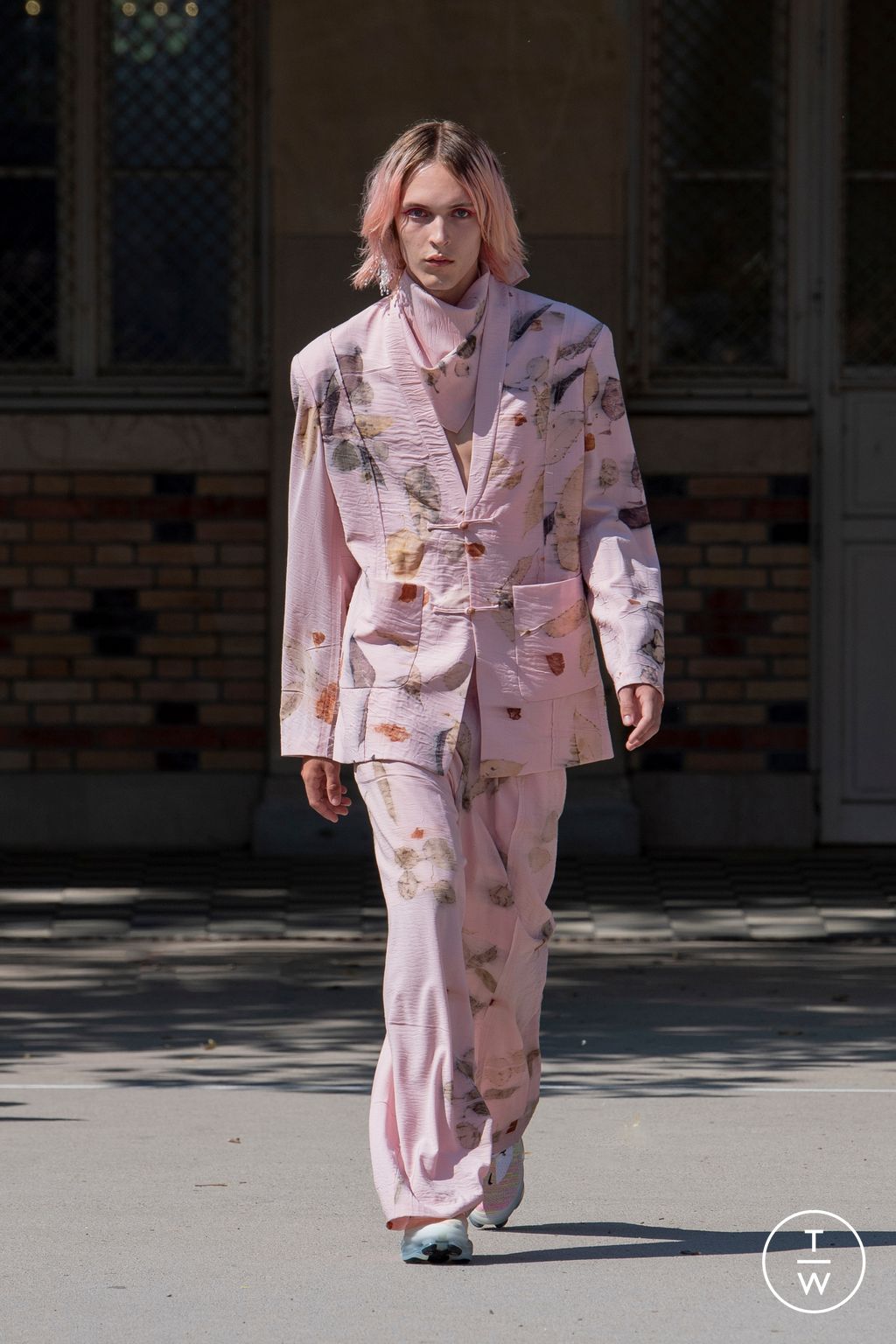 Fashion Week Paris Spring/Summer 2024 look 27 from the Feng Chen Wang collection menswear