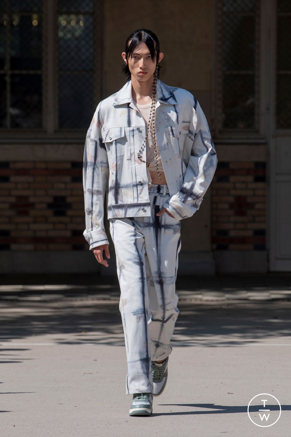 Fashion Week Paris Spring/Summer 2024 look 28 from the Feng Chen Wang collection 男装