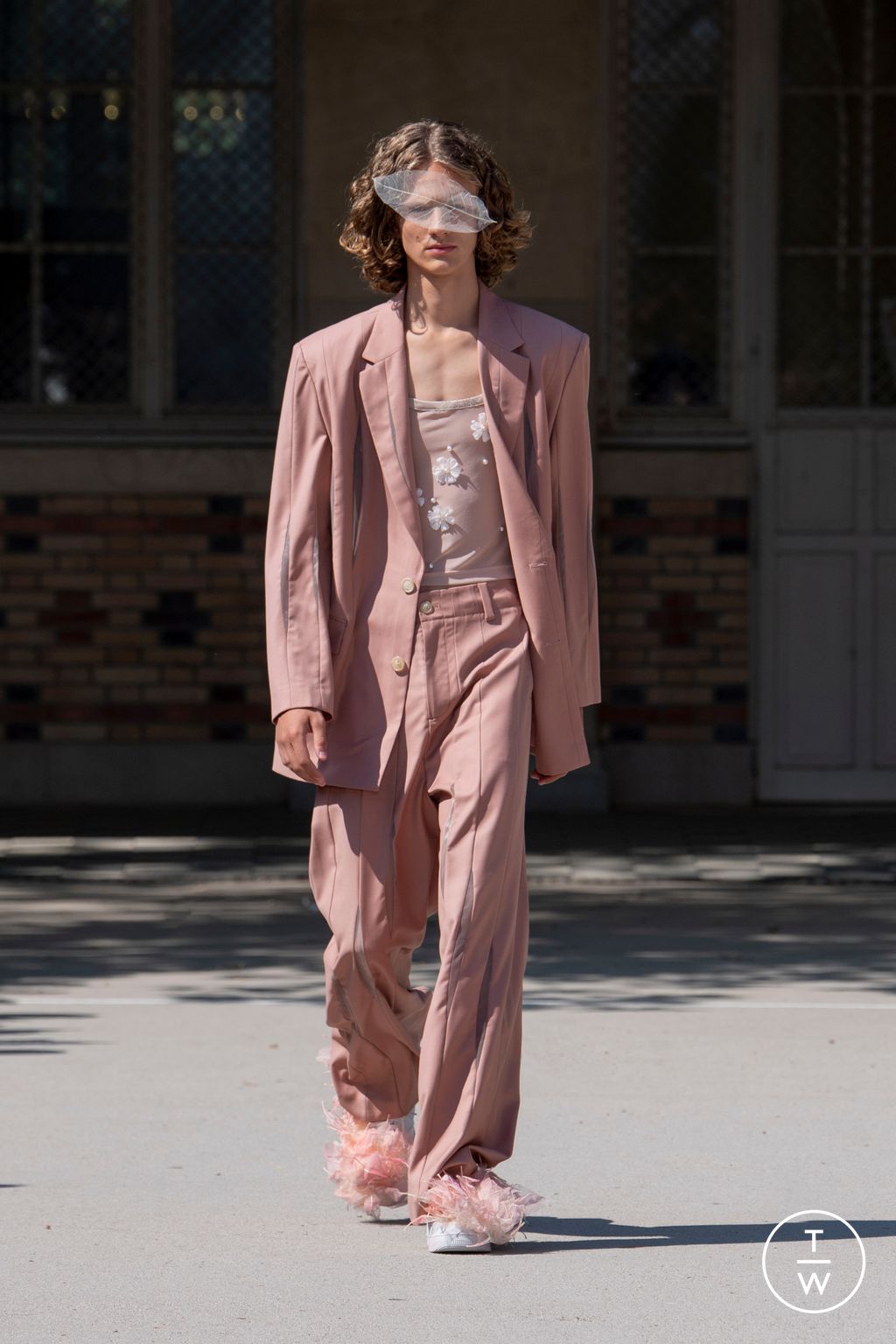 Fashion Week Paris Spring/Summer 2024 look 30 from the Feng Chen Wang collection 男装