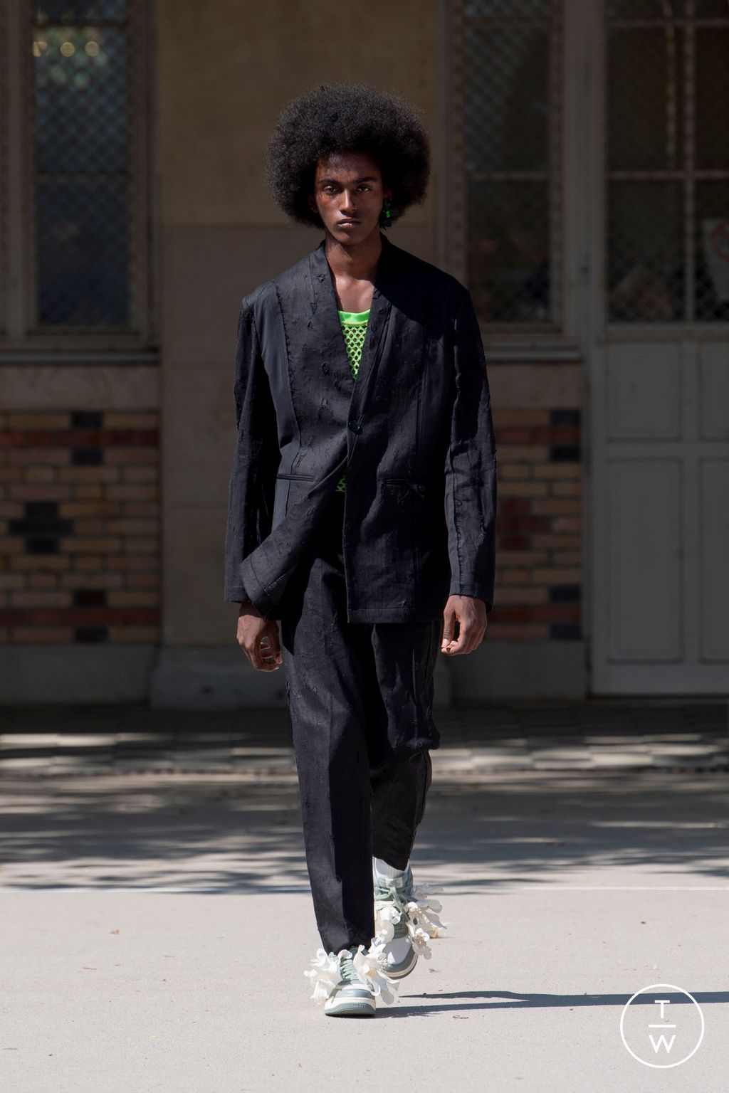 Fashion Week Paris Spring/Summer 2024 look 39 from the Feng Chen Wang collection 男装
