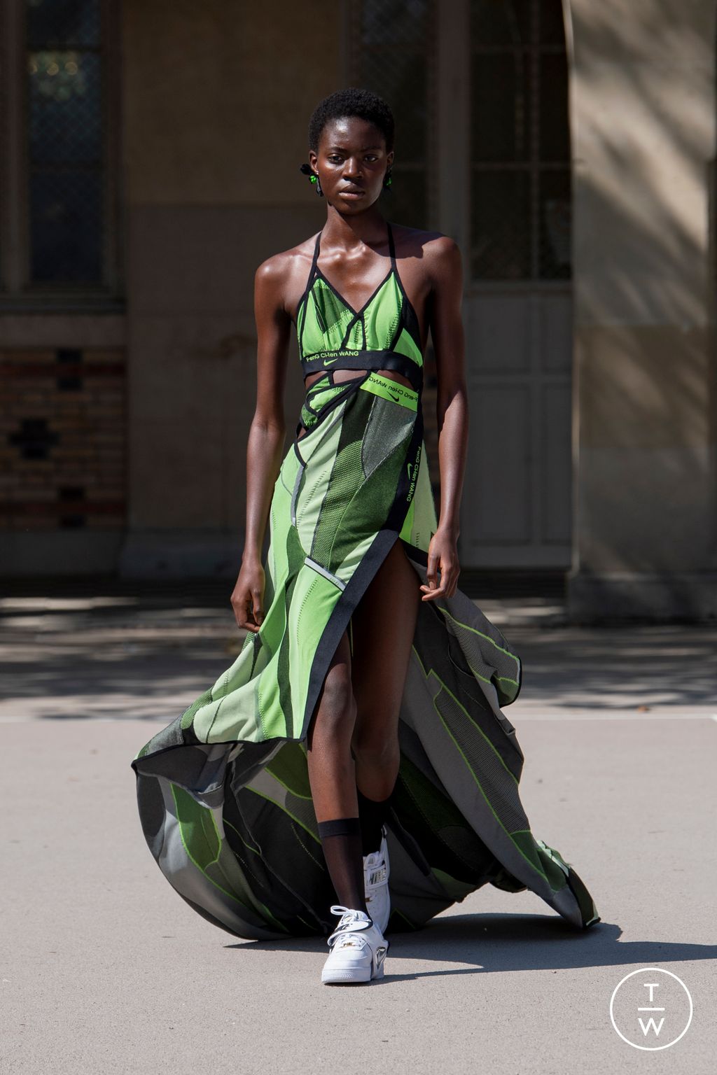 Fashion Week Paris Spring/Summer 2024 look 40 from the Feng Chen Wang collection 男装