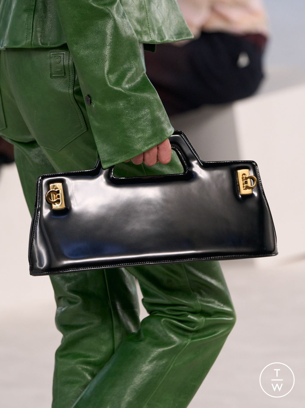 Fashion Week Milan Spring/Summer 2024 look 6 de la collection Ferragamo womenswear accessories