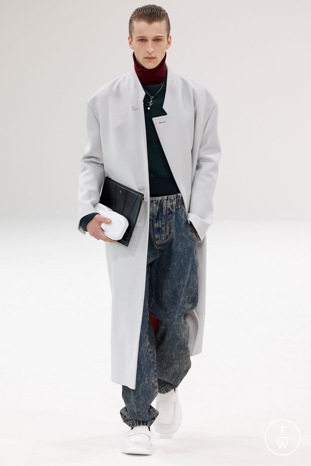 Fashion Week Milan Fall/Winter 2023 look 12 from the Ferrari collection 女装