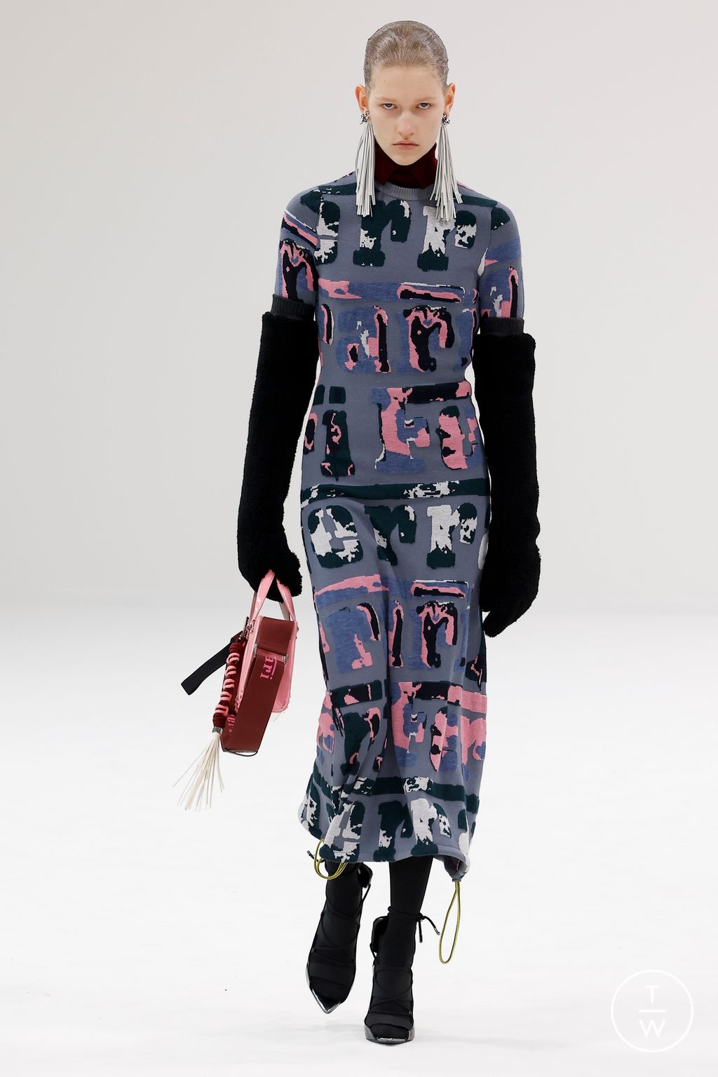 Fashion Week Milan Fall/Winter 2023 look 18 from the Ferrari collection 女装
