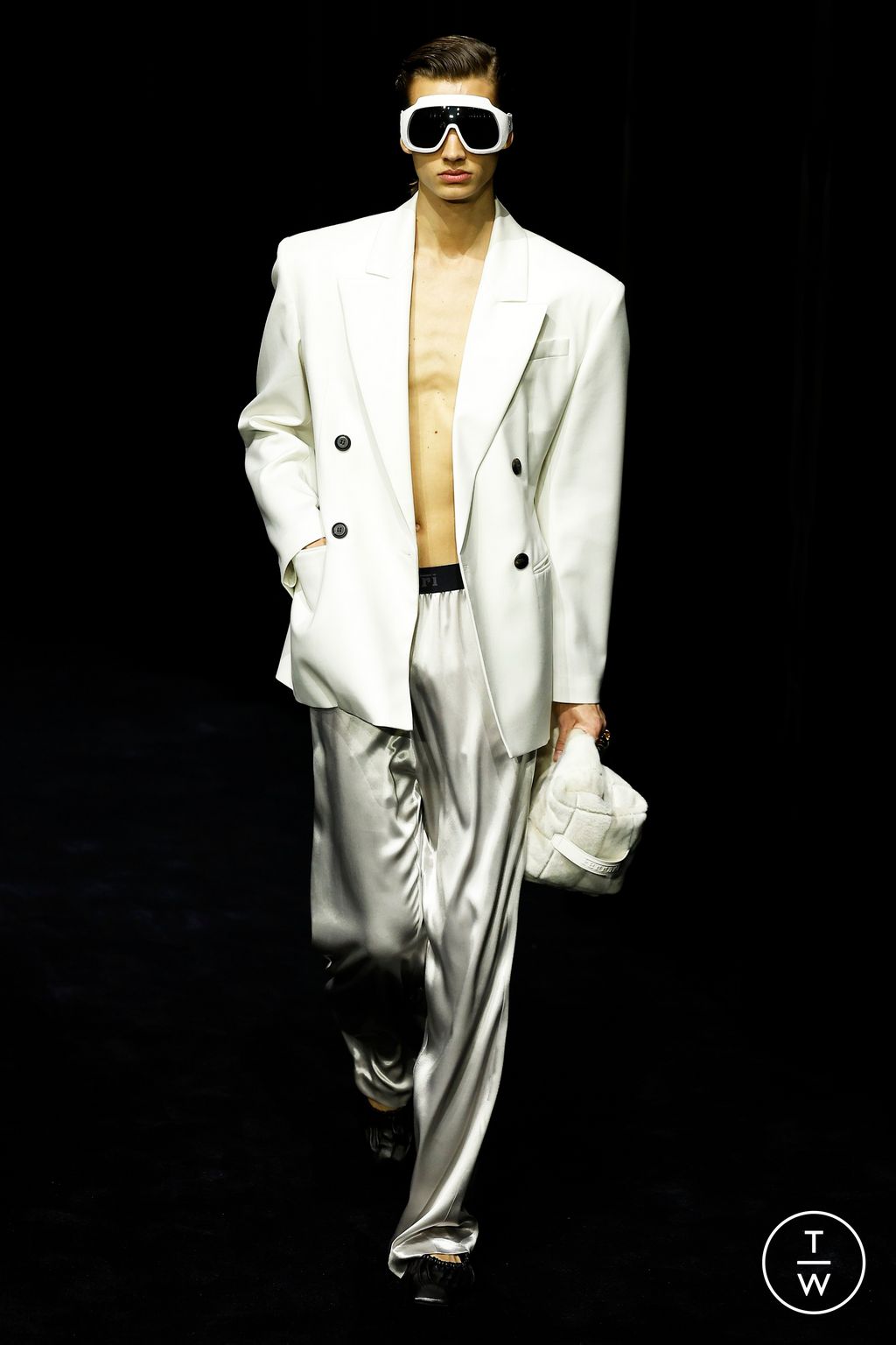 Fashion Week Milan Fall/Winter 2024 look 33 from the Ferrari collection 女装