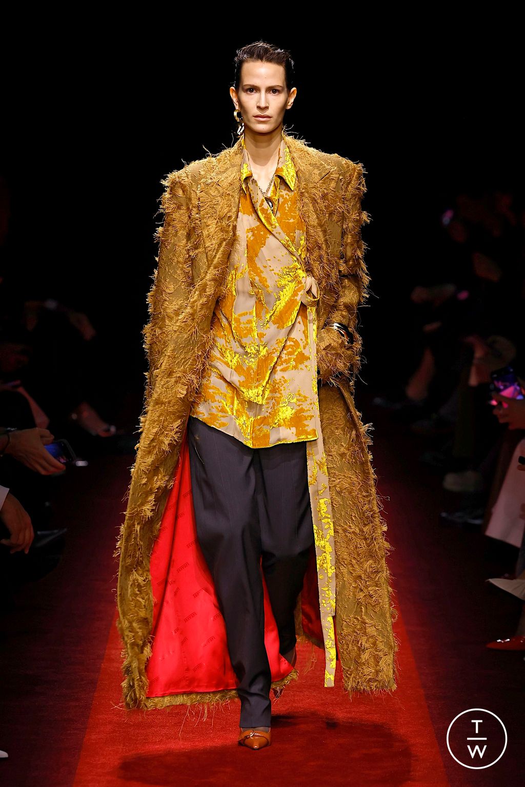 Fashion Week Milan Fall/Winter 2025 look 15 from the Ferrari collection 女装