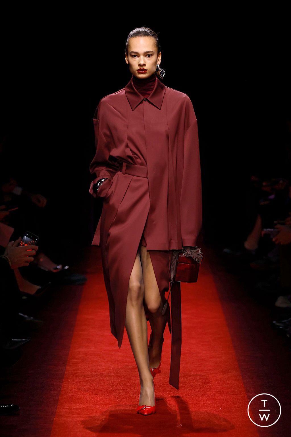Fashion Week Milan Fall/Winter 2025 look 39 from the Ferrari collection 女装